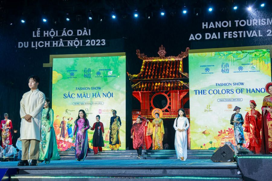 An ao dai performance at the Hanoi Ao Dai Tourism Festival in 2023. Photo: Duyen Tran